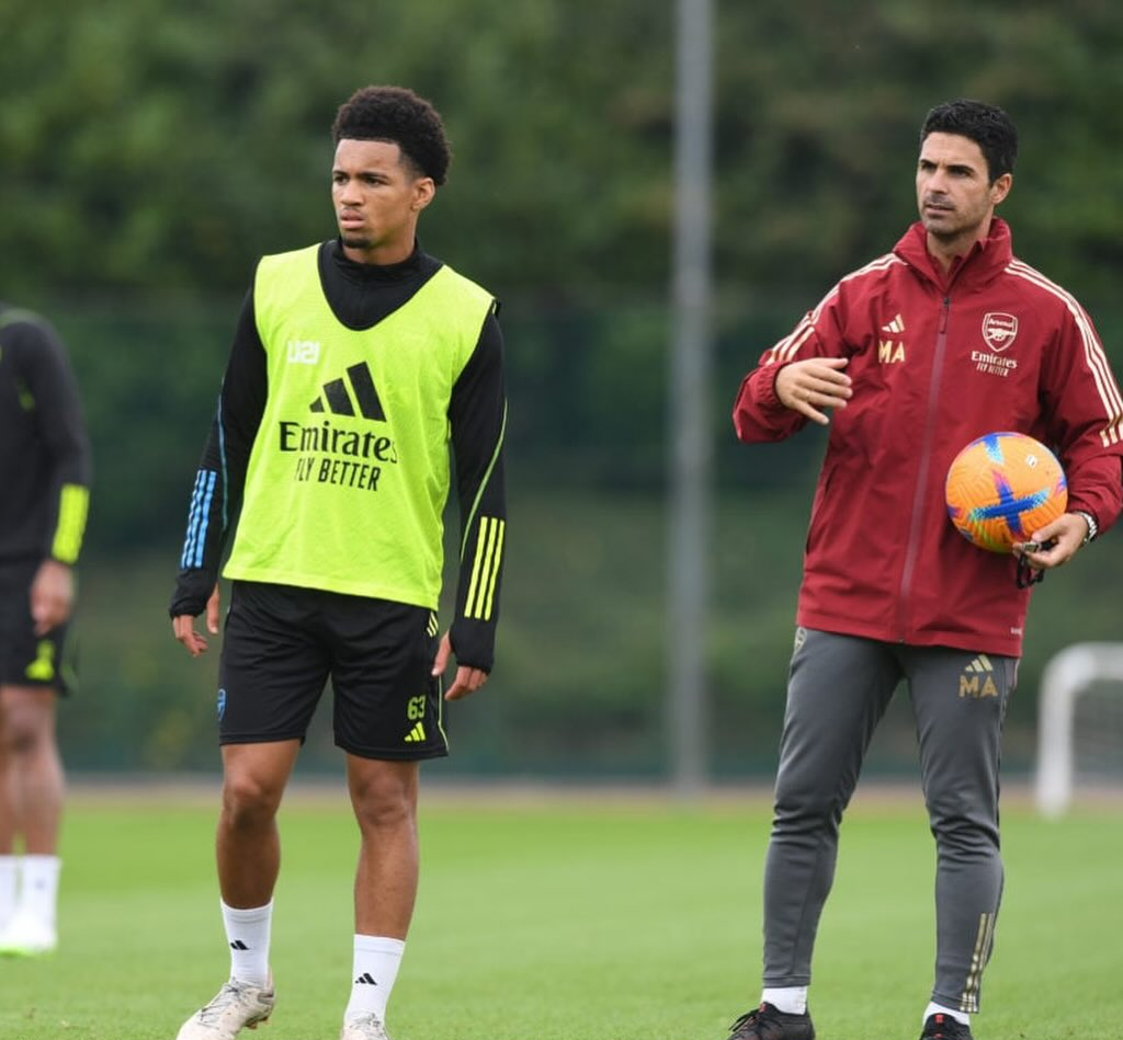 关于阿森纳准备对阿贾克斯后卫哈托采取行动球队将竞争球员的信息