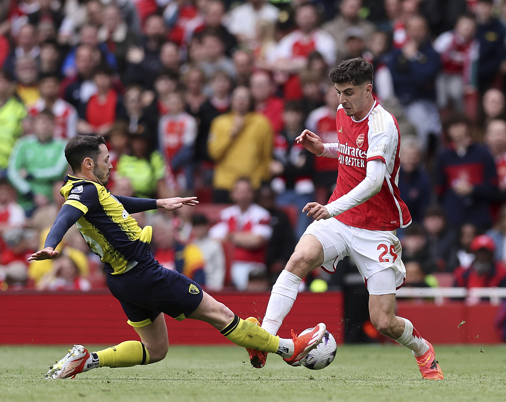 关于阿森纳准备对阿贾克斯后卫哈托采取行动球队将竞争球员的信息