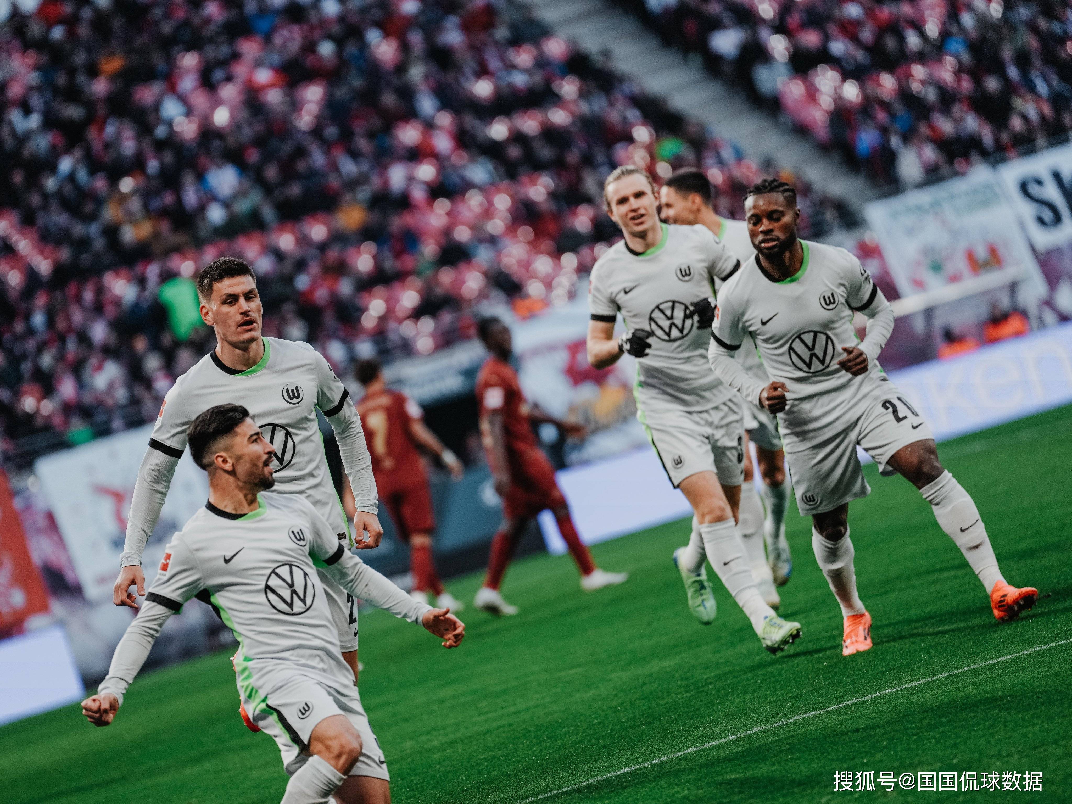 德甲弗赖堡2-2法兰克福伯卡特梅开二度格里福任意球破门的简单介绍