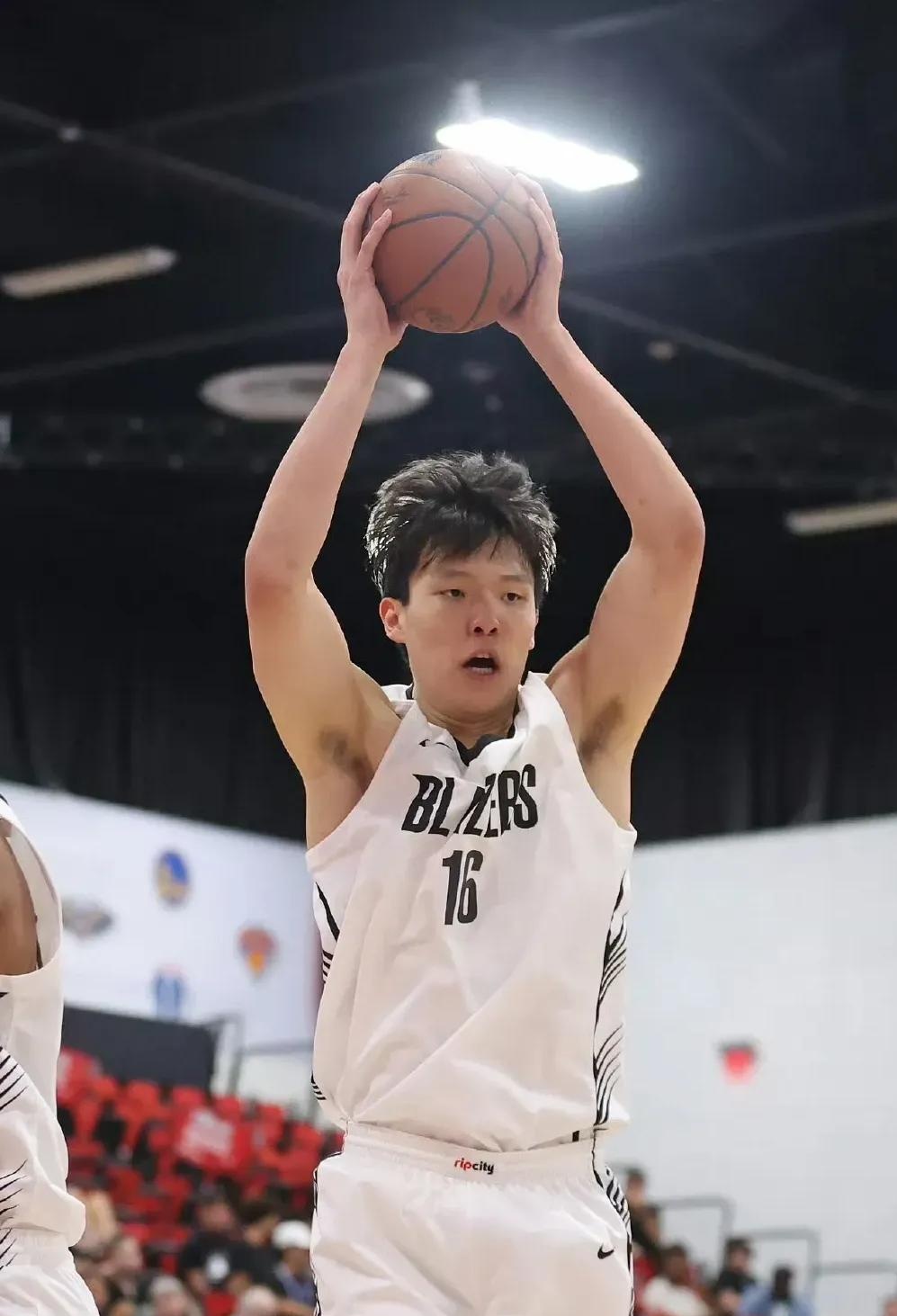 杨瀚森连续5场被弃用代理教练对其努力表示肯定的简单介绍