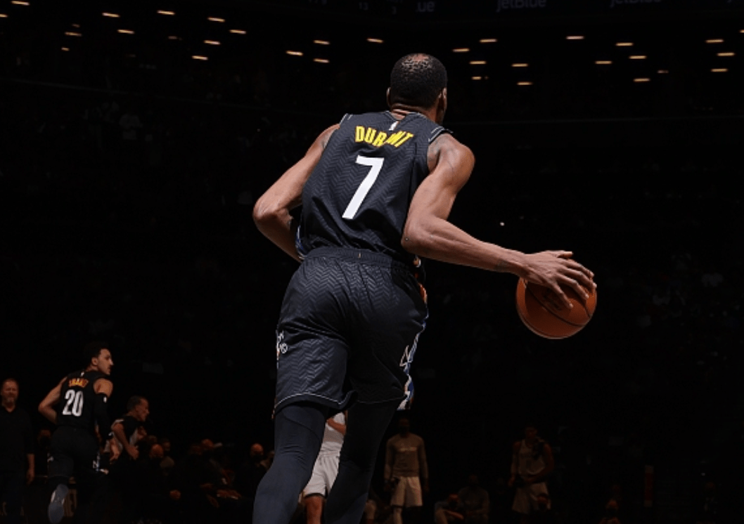 包含悬念拉满的篮球战全程直播捕捉反转名场面的词条