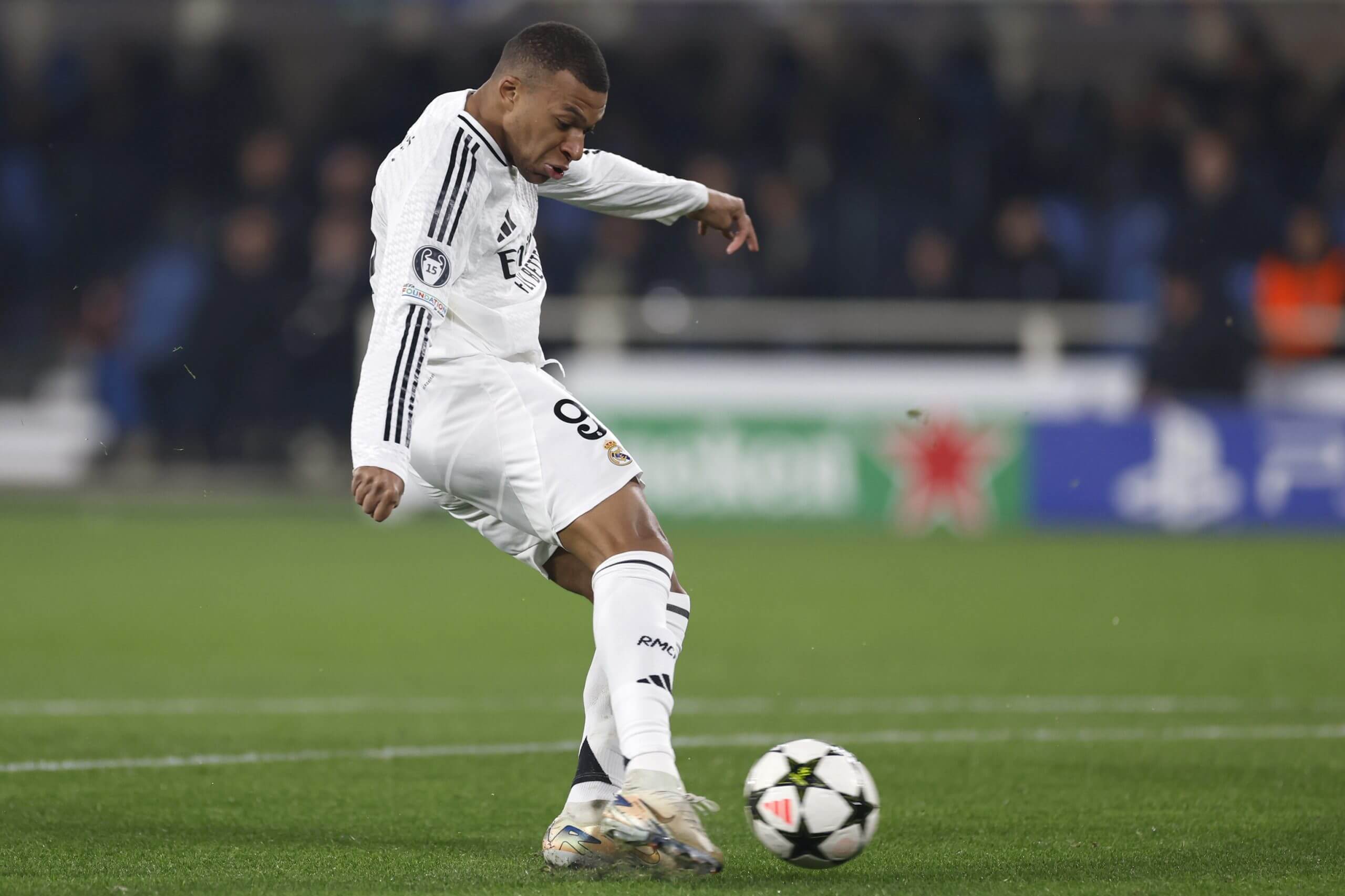 关于曝皇马签下16岁小将乌扎内将代表青训队的信息