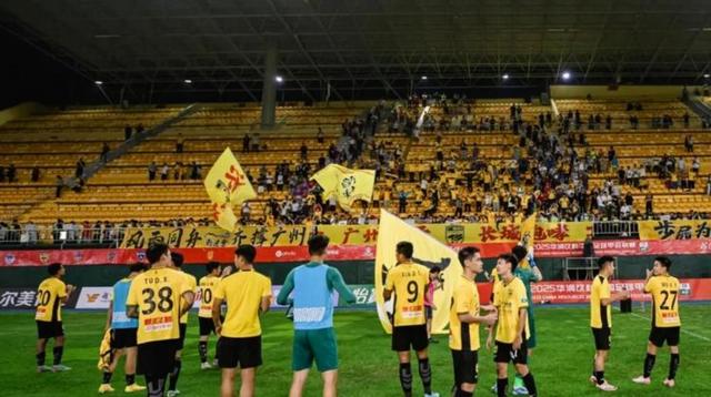 包含重庆球员庆祝冲超成功重庆足球重返中超的词条