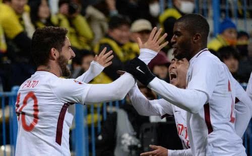 纽卡斯尔球迷不满伊萨克闹离队在球场外拉横幅进行攻击的简单介绍