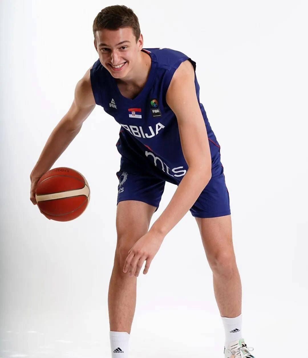 约维奇曾提议续约两年且年薪要求不高但AC米兰没同意的简单介绍