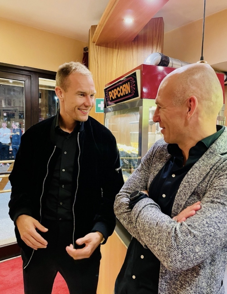 包含威尔士门将亨内西退役老队友贝尔社媒向其致敬的词条