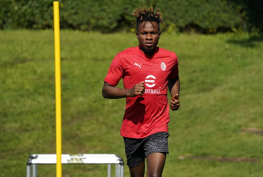 包含AC米兰考察霍伊伦球员是红黑军团锋线引援选择之一的词条