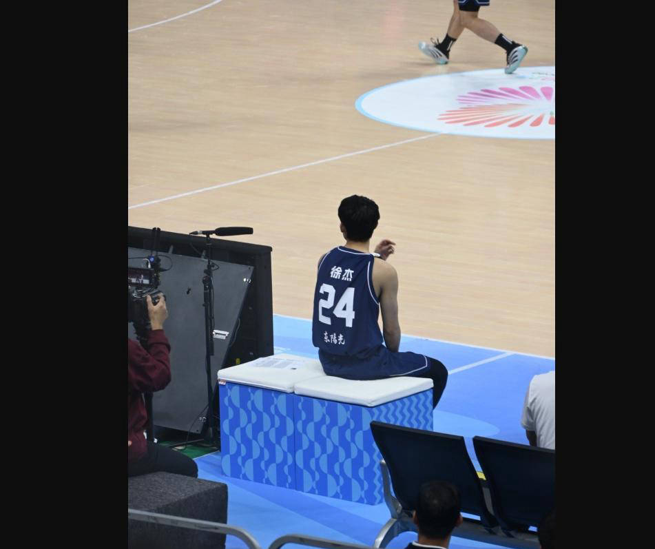 媒体人质疑徐杰遭郭士强弃用身高和防守或成主因的简单介绍 媒体人质疑徐杰遭郭士强弃用身高和防守或成主因的简单介绍