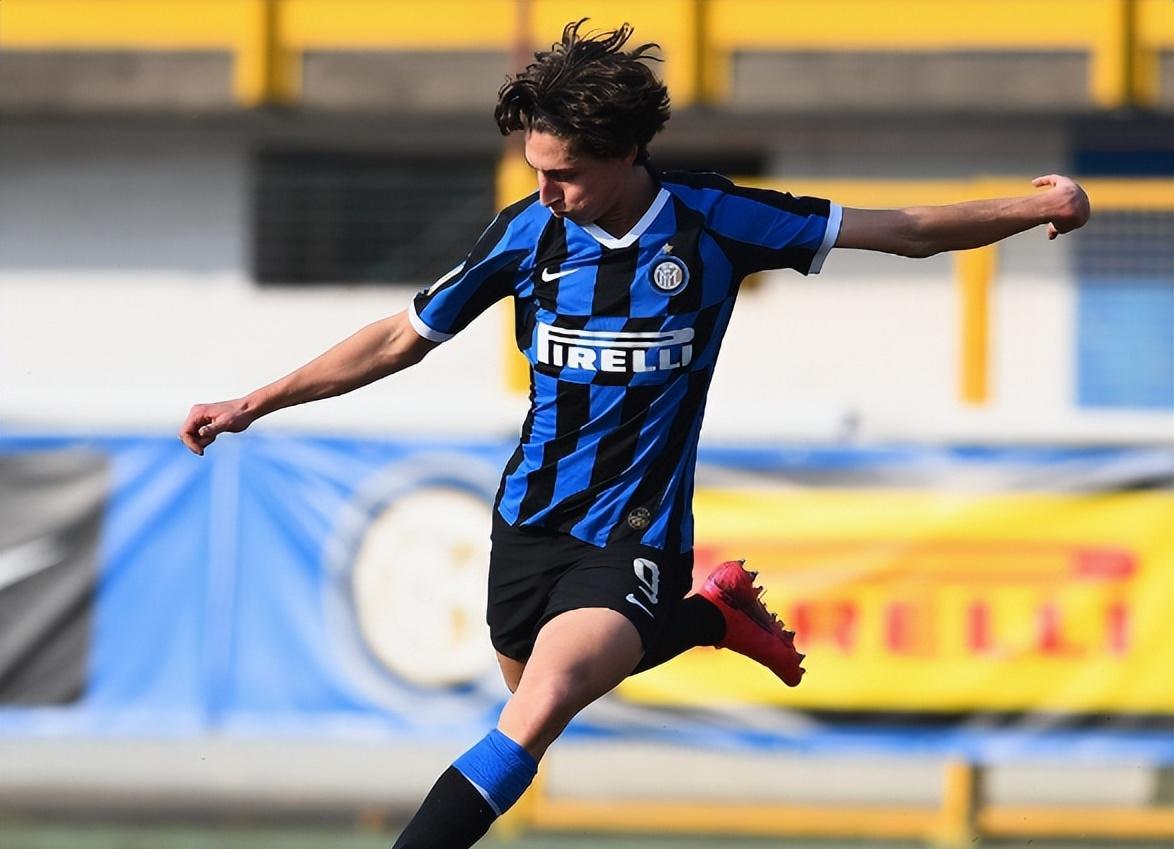 包含经纪人：国米信任F埃斯波西托刚刚完成续约的词条