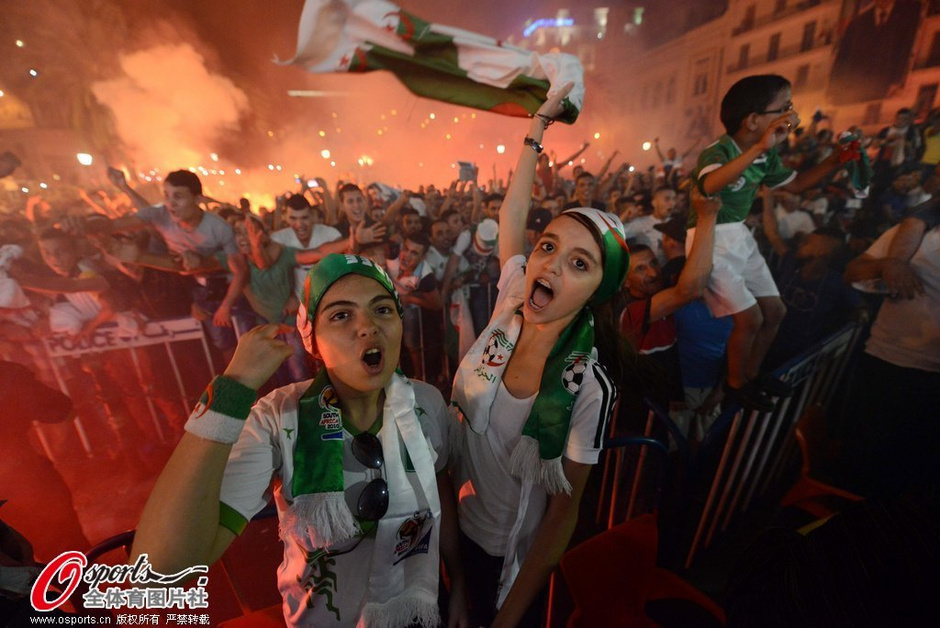 阿尔及利亚体育场球迷坠落已造成3人死亡80人受伤的简单介绍