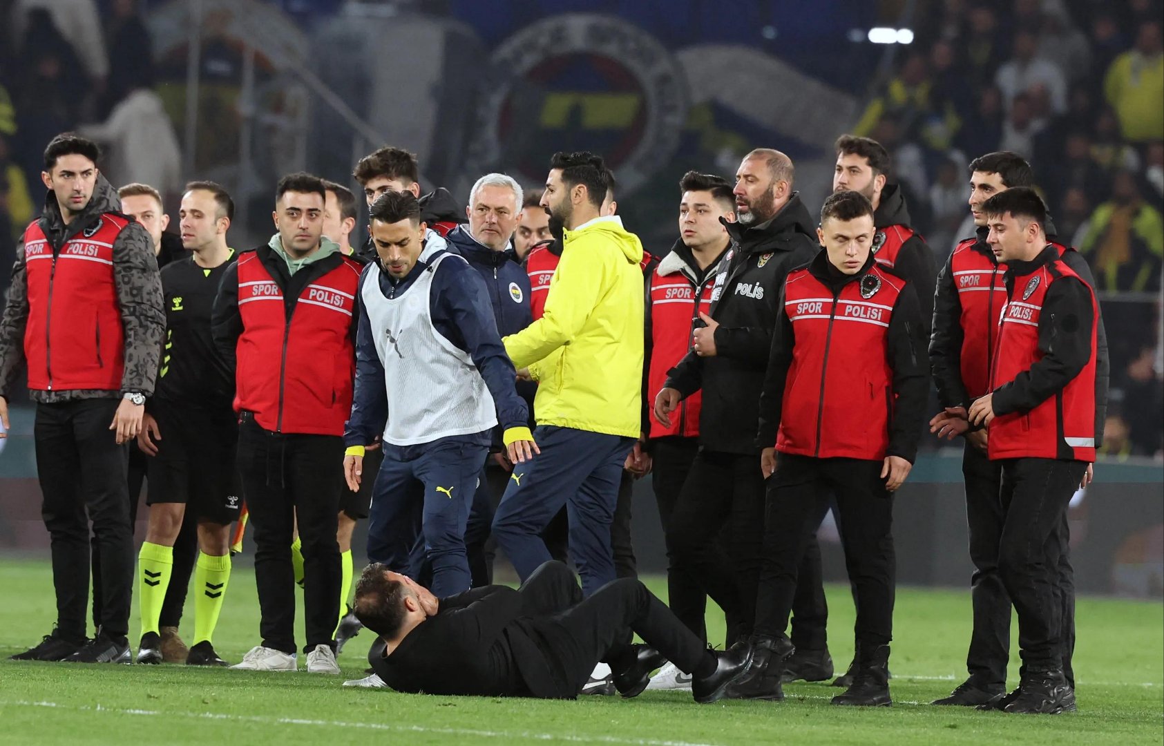 塞梅多加盟费内巴切穆里尼奥防线迎强援的简单介绍