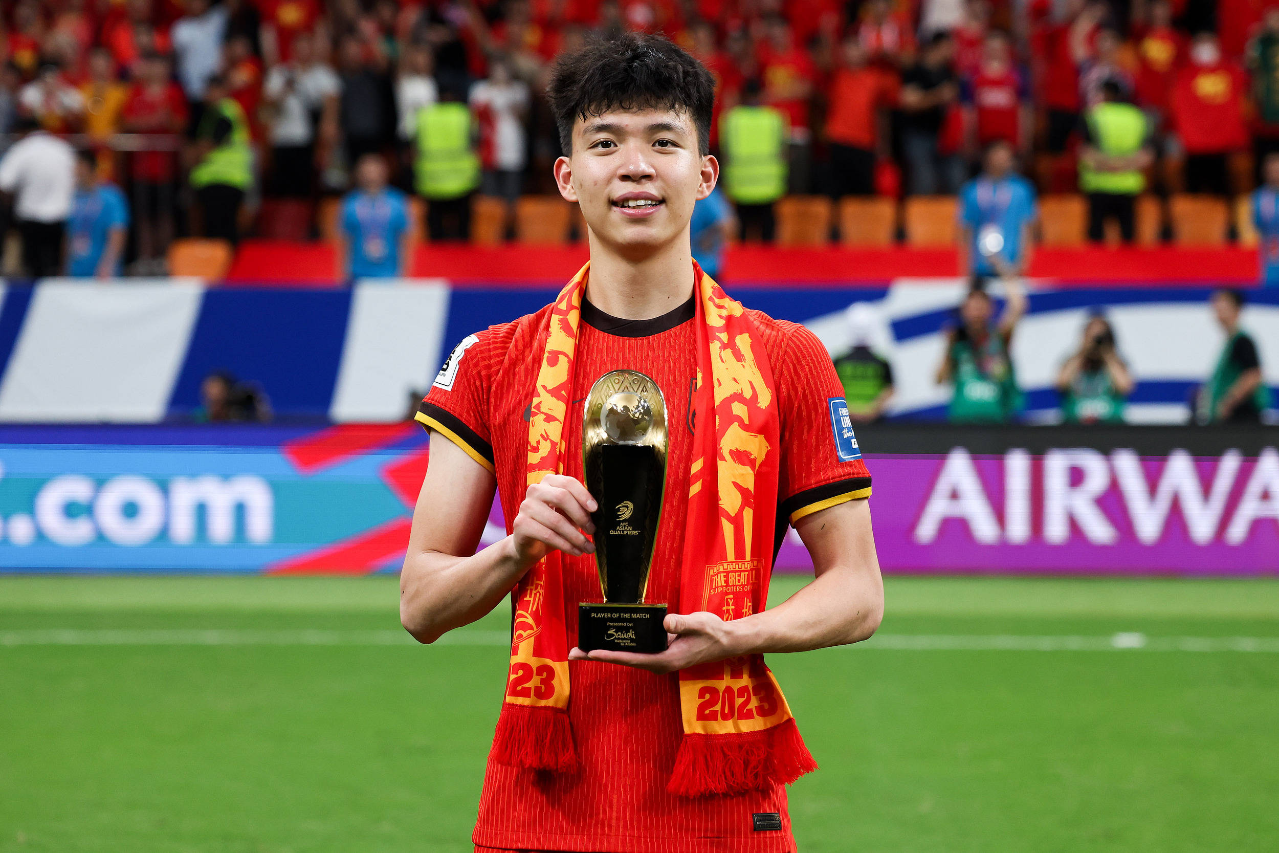 关于国足对阵巴林超5万人现场观赛王钰栋点射绝杀巴林的信息