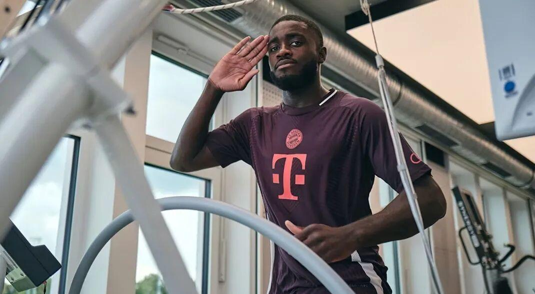 包含拜仁迫切希望与于帕梅卡诺续约球员吸引其他其他球队关注的词条