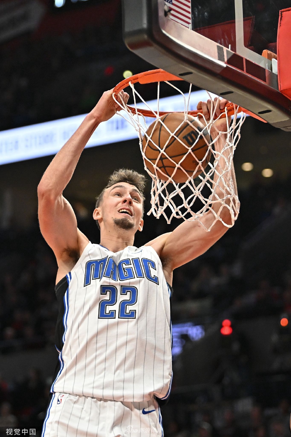 包含小瓦格纳回应身着哥哥球衣领奖称他是球队的一部分的词条