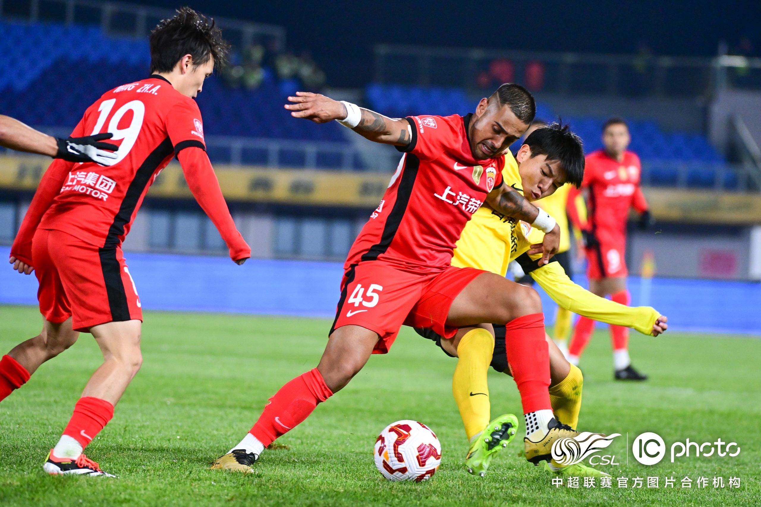 包含中超争冠形势更新:成都紧追下一轮对阵青岛西海岸的词条 包含中超争冠形势更新:成都紧追下一轮对阵青岛西海岸的词条