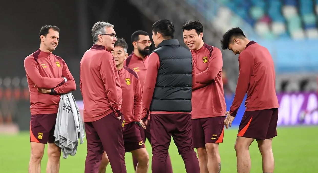 国足赛前训练首发阵容显现塞鸟现身