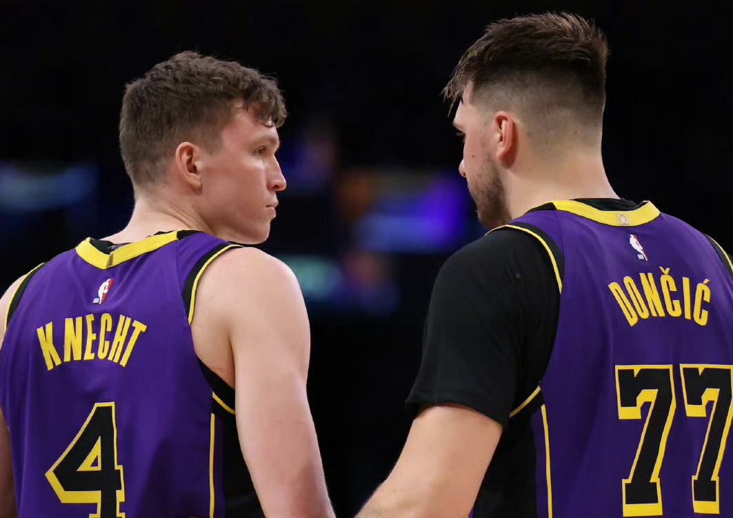 包含欧锦赛官推晒16强战球员高光东契奇、字母哥和约基奇上榜的词条