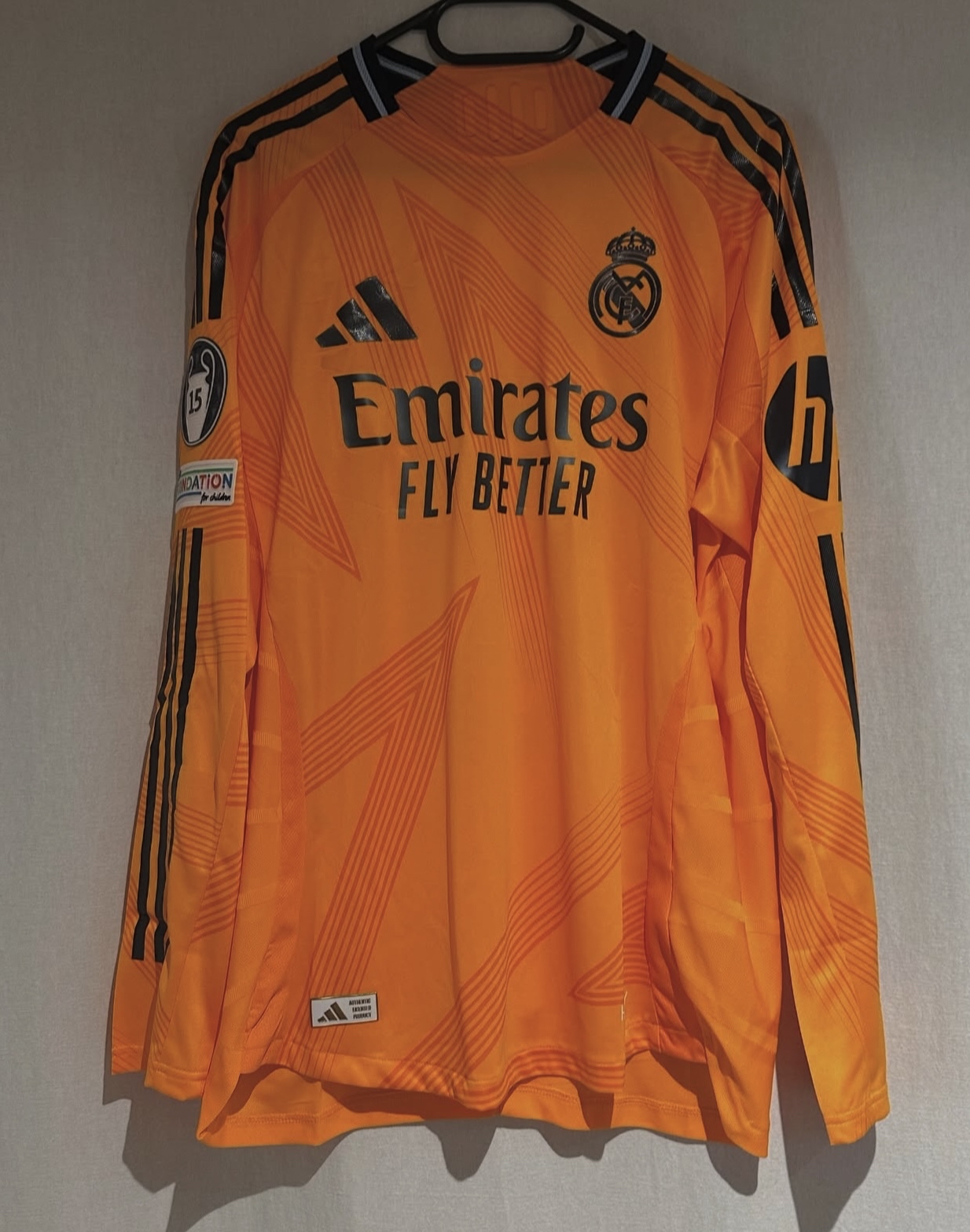 关于皇马下赛季新主场球衣曝光灵感来源于伯纳乌球场演变的信息