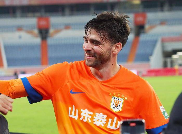 克雷桑晒出自己的中超出场图进球荒已持续4个月的简单介绍  第2张