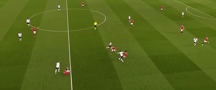 关于乌加特沦为曼联边缘人物球队考虑将其出售的信息