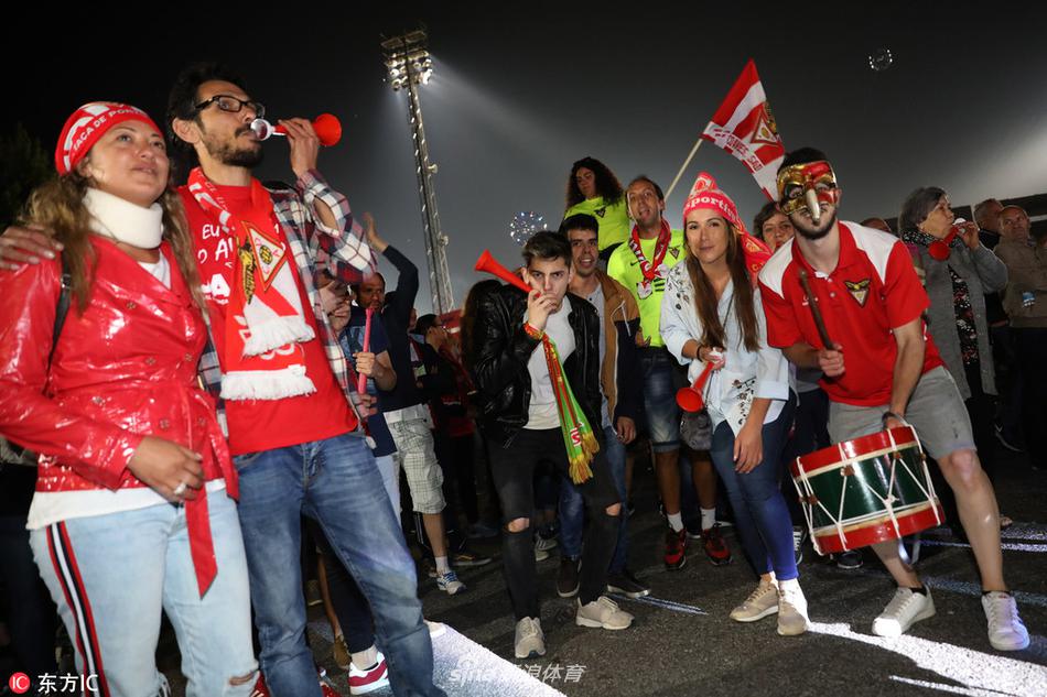 包含葡萄牙球员在大巴上唱歌庆祝夺冠与球迷互动的词条  第2张